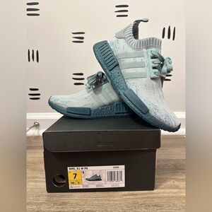 Women’s Adidas NMD_R1 Primeknit Shoes, size 7